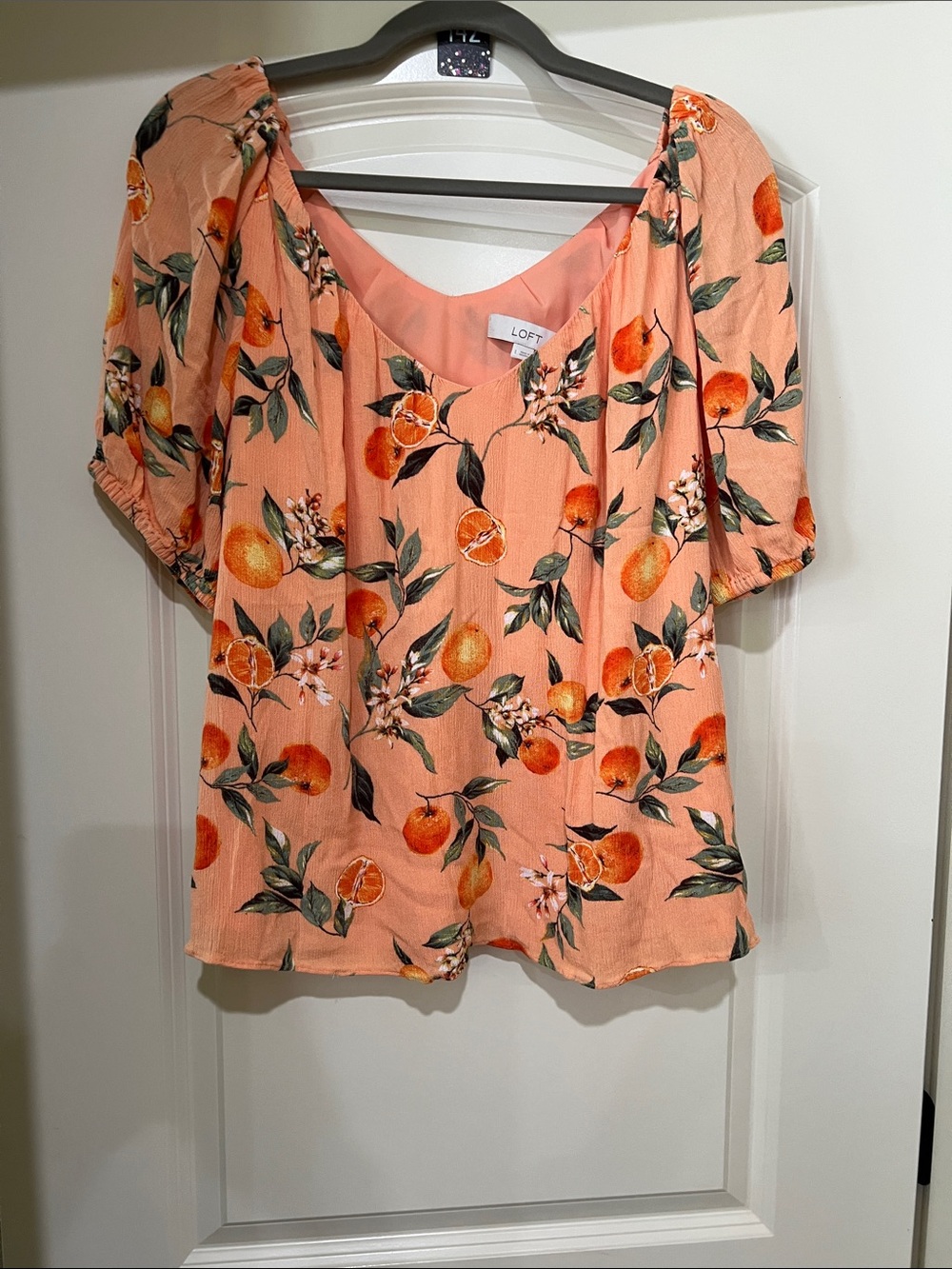 LOFT Peach Floral V-Neck Short Sleeve Top H142